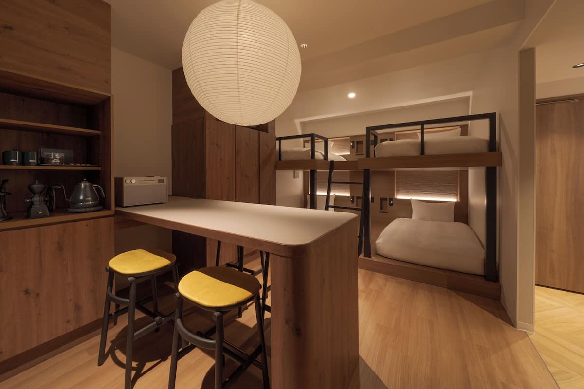 Kamar Quadruple Premium, Bebas Asap Rokok (2 Beds and 2 Bunkbeds, High Floor) | Meja kerja, Wi-Fi gratis, dan seprai linen