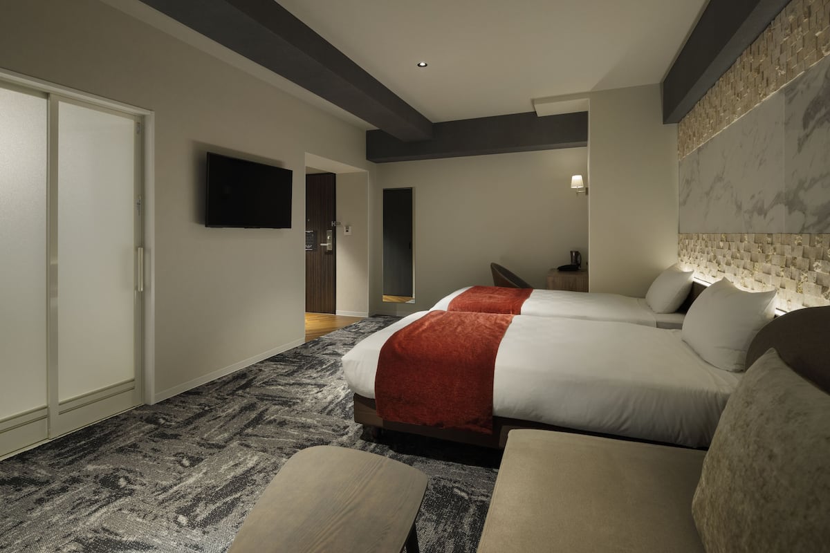 Meja kerja, Wi-Fi gratis, dan seprai linen