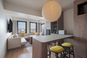 Premium fyrbäddsrum - icke-rökare (2 Beds and 2 Bunkbeds, High Floor) | Skrivbord, gratis wi-fi och sängkläder