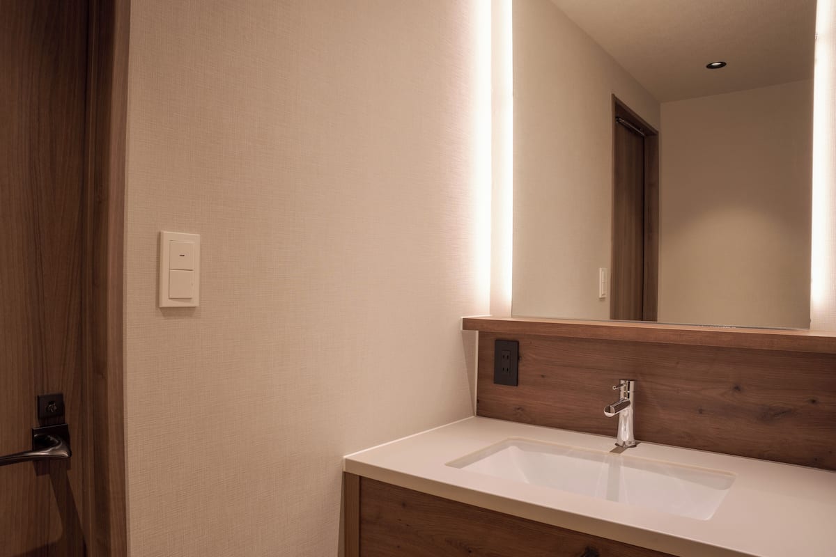 Kamar Quadruple Premium, Bebas Asap Rokok (2 Beds and 2 Bunkbeds, High Floor) | Kamar mandi | Kombinasi shower/bathtub dan perlengkapan mandi gratis