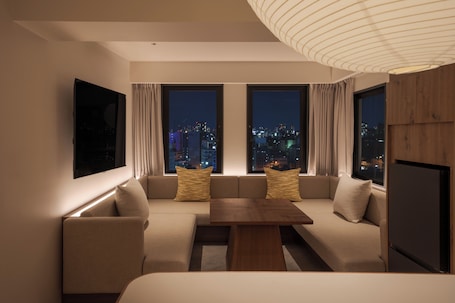 the b Premier Bunkbed-High Floor Non-Smoking | Living area | 43-inch flat-screen TV with digital channels