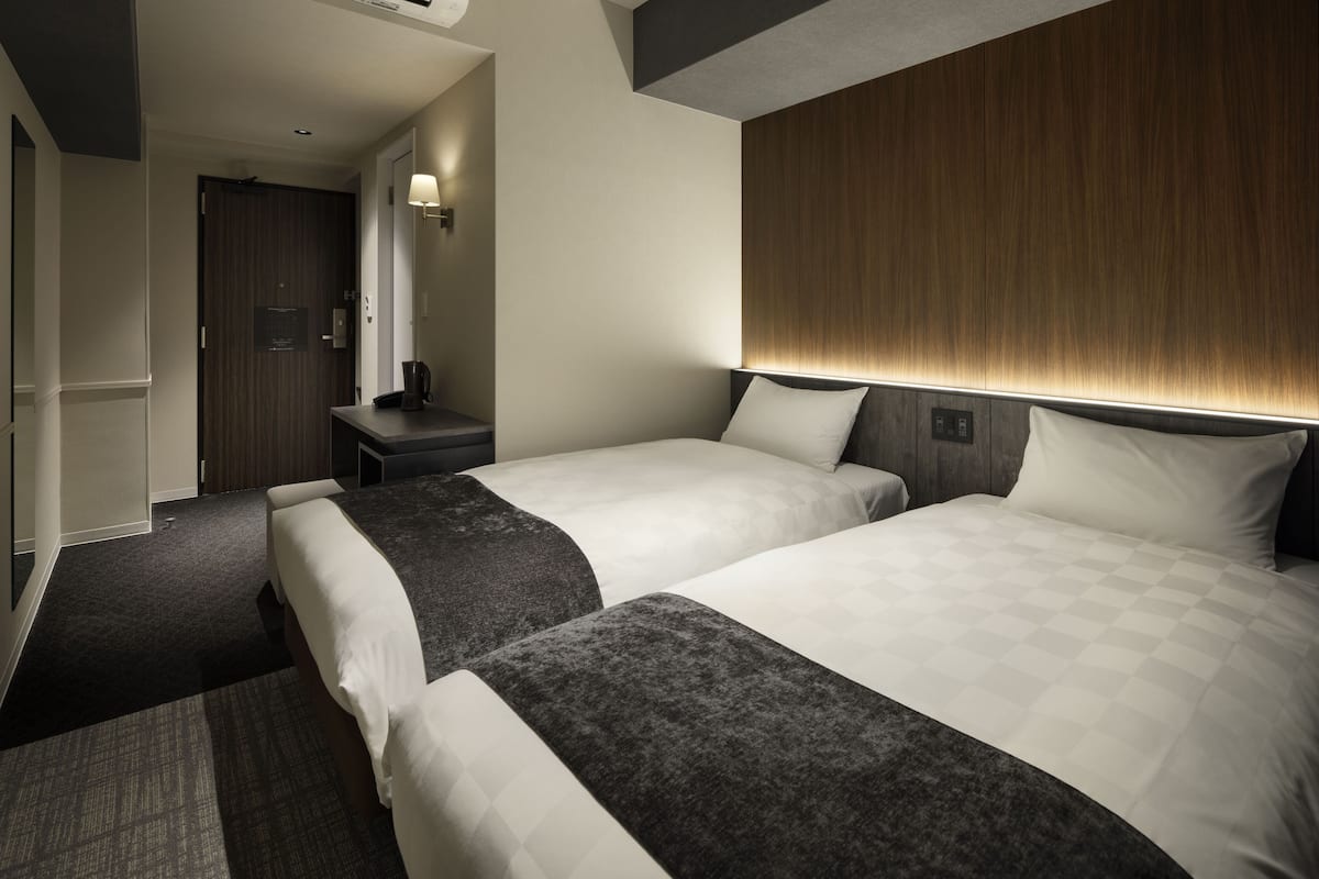 Meja kerja, Wi-Fi gratis, dan seprai linen