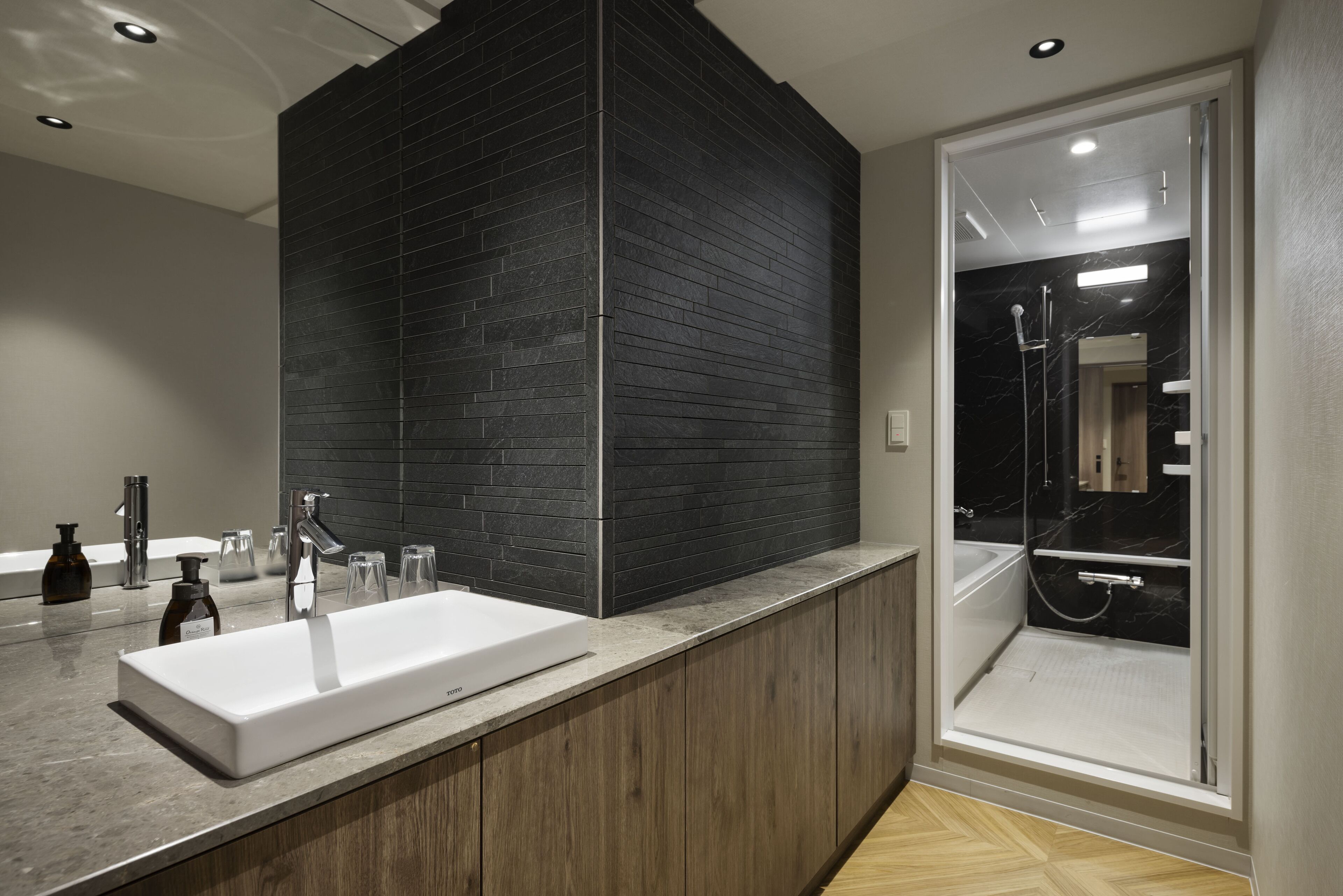 Combined shower/bathtub, free toiletries, hair dryer, slippers