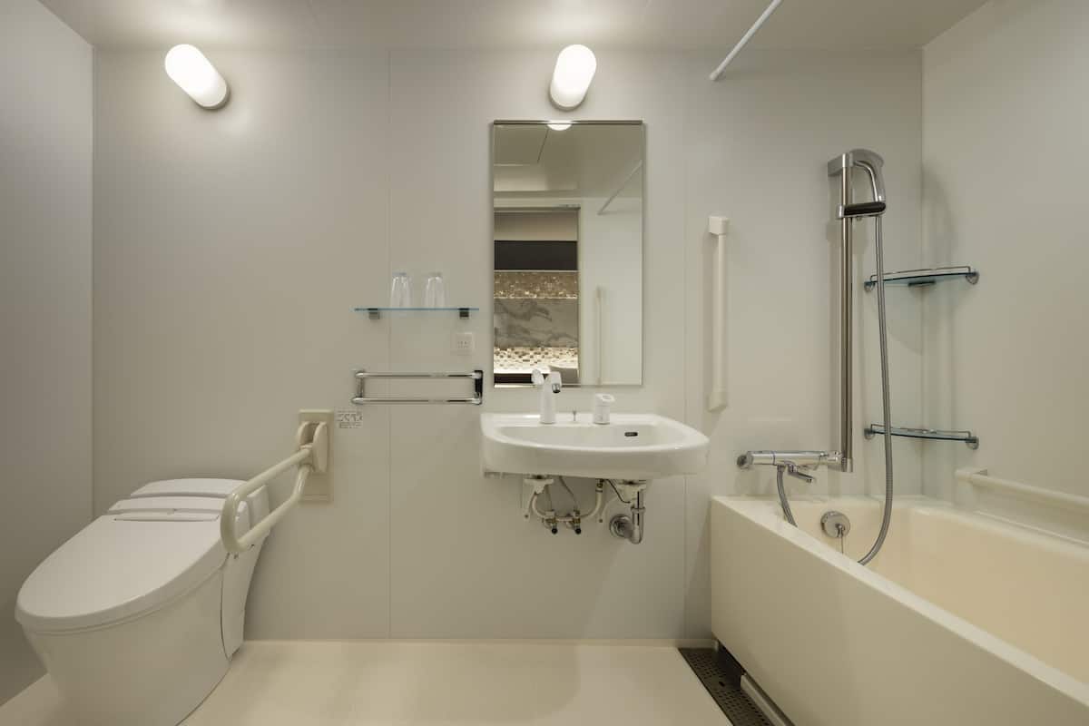 Kombinasi shower/bathtub dan perlengkapan mandi gratis