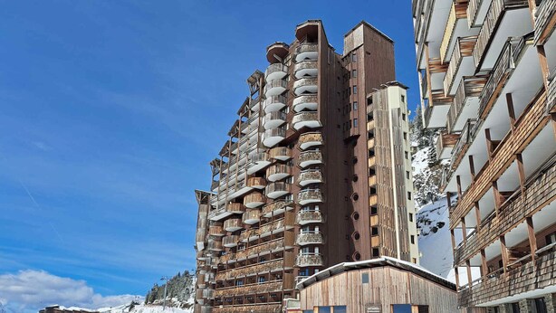 A multi-story hotel with balconies, a ski slope in the background, and a snowy landscape. - 2-room apartment with balcony and ski-in/ski-out access, 5 people (Avoriaz)