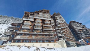 A multi-story hotel with balconies and a snow-covered exterior. - 2-room apartment with balcony and ski-in/ski-out access, 5 people (Avoriaz)