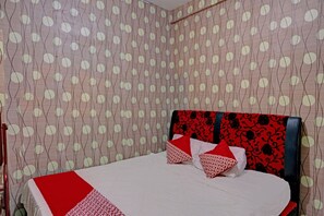 Standard Double Room | Desk, free WiFi, bed sheets - Hotel O Guesthouse Marbella (Batam)
