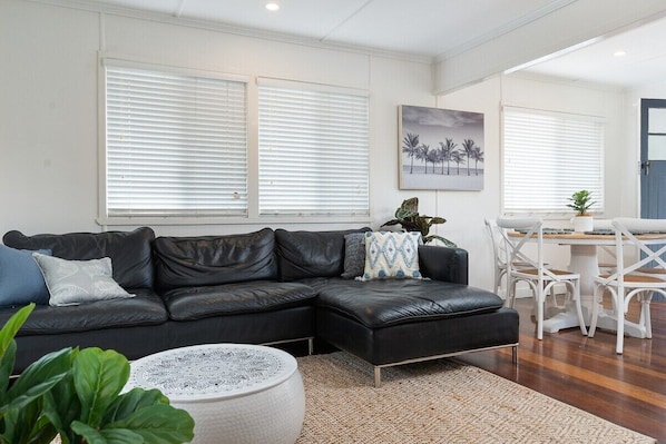 Een smart-tv, boeken en een kantoor