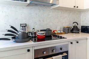 Frigorífic, microones, forn i placa de cuina 