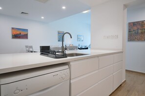 Apartment (1 Bedroom) | Private kitchen | Microwave, oven, stovetop, dishwasher - Luxurious Apt with Balcony The Greens Dubai (Dubai)
