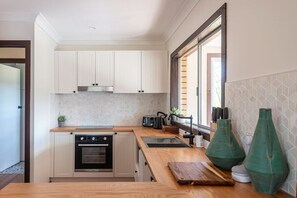 Fridge, microwave, oven, stovetop - Creek View Cottage by Humble Abode (Stanthorpe)