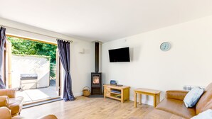 A living room with a fireplace, a television, and a sofa. - Chy Pol (Wadebridge)