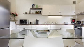 Apartamento luxo | Cozinha privada | Geladeira, micro-ondas, fogão, cooktop