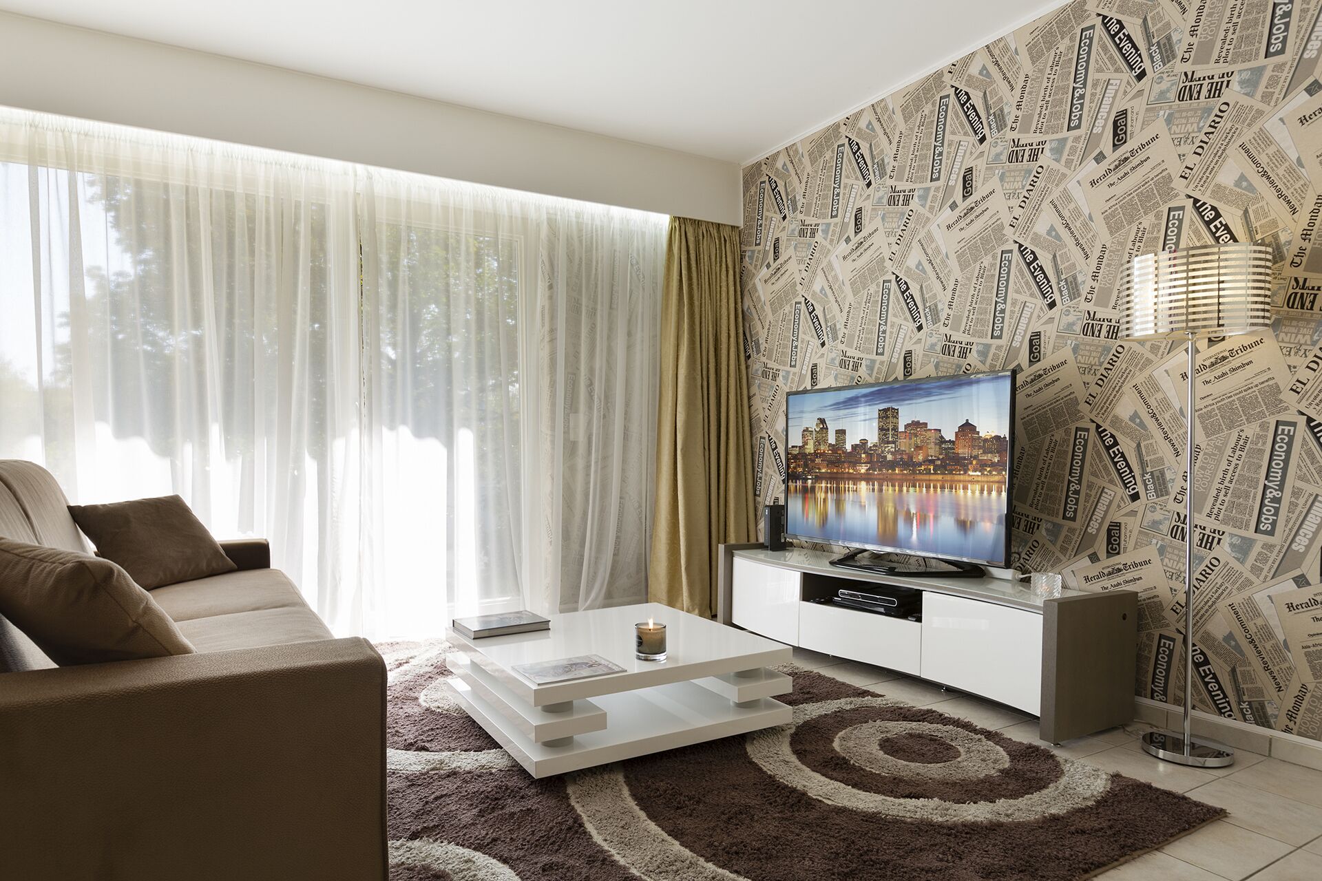 Apartamento luxo | Sala de estar | TV de tela plana 32 polegadas com canais a cabo, DVD player