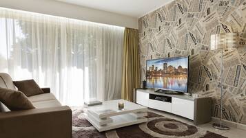 Apartamento luxo | Sala de estar | TV de tela plana 32 polegadas com canais a cabo, DVD player