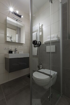 Departamento Deluxe | Baño | Regadera, secadora de cabello, toallas, papel de baño 