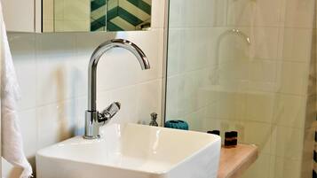 Douche, sĂšche-cheveux, serviettes fournies