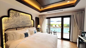 Un dormitorio amplio con una cama grande, vistas a una piscina y un balcón.