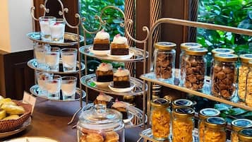 Daily continental breakfast (THB 650 per person)