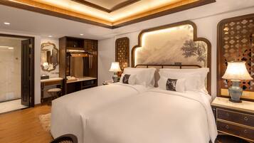 Chino Deluxe Twin Pool Access | Egyptinpuuvillaiset lakanat, ylelliset vuodevaatteet, untuvapeitot