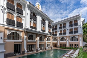 Outdoor pool, open 7:00 AM to 7:00 PM, pool umbrellas, pool loungers - CHINO at Nimman Luxury Boutique Hotel (Chiang Mai)