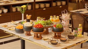 Se sirven desayunos y almuerzos; cocina tailandesa; junto a la piscina