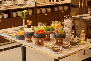 Frokost og lunsj serveres, thailandske retter, utsikt mot bassenget 