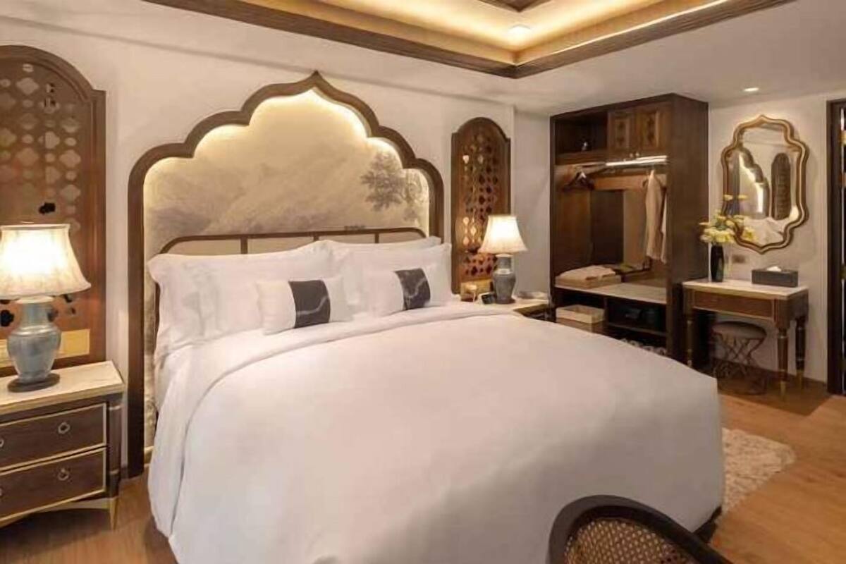 Egyptian cotton sheets, premium bedding, down duvets, free minibar items