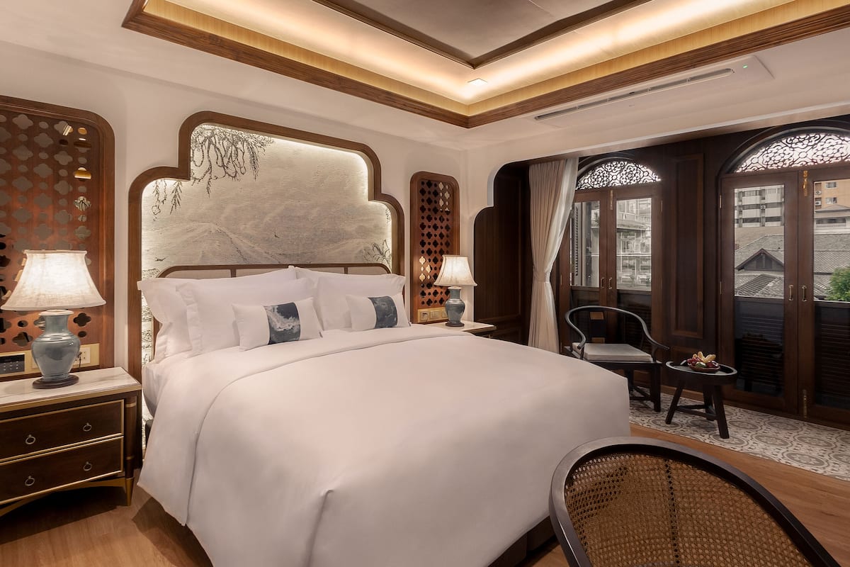 Chino Deluxe Double City View | Egyptian cotton sheets, premium bedding, down comforters