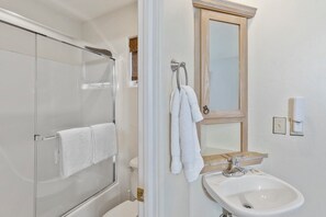 Shower, hair dryer, towels - Awesome Views; Ski In/Out & lift is 100 steps from the Door (Telluride)