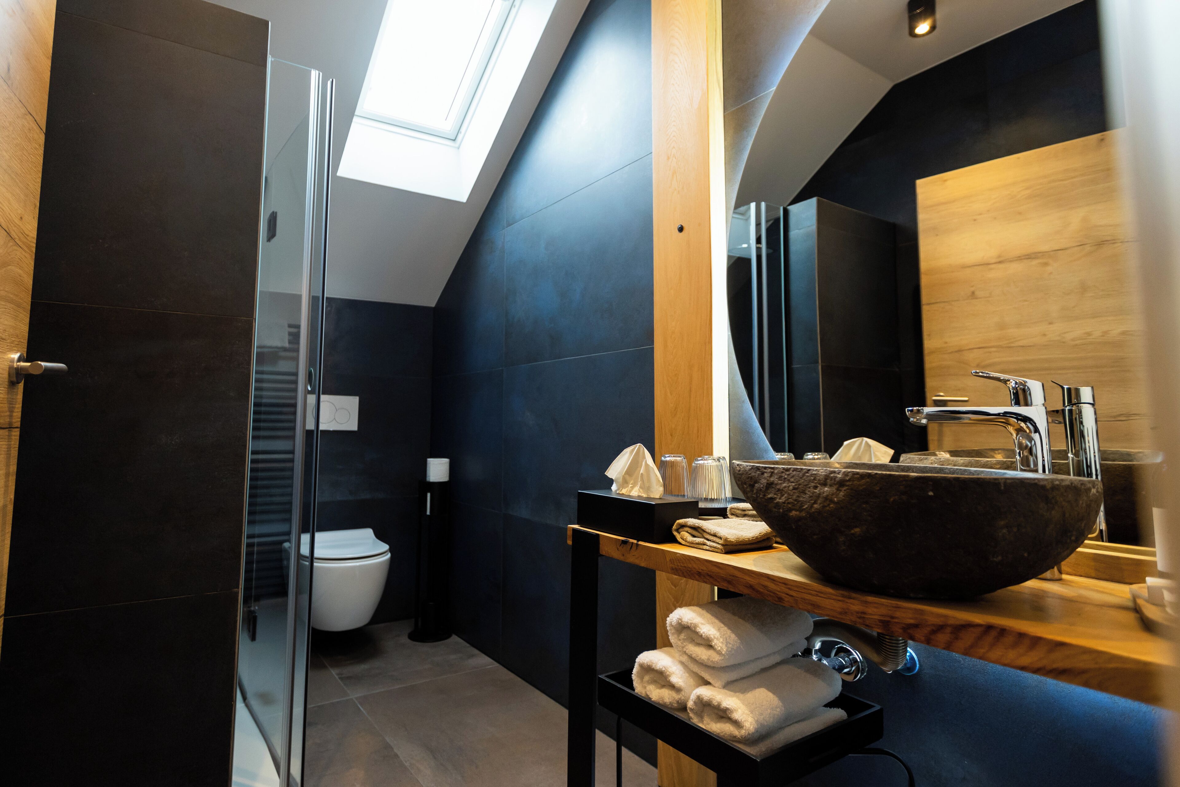 Suihku, ympäristöystävälliset hygieniatuotteet, hiustenkuivaaja