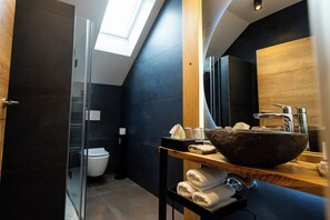 Douche, articles de toilette écologiques, sèche-cheveux
