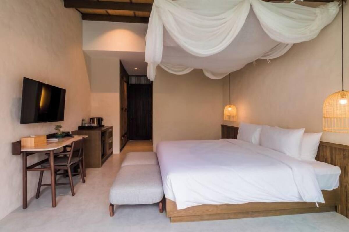 In-room safe, desk, blackout curtains, free WiFi