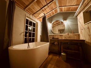 Casa de campo design | Banheiro | Chuveiro/banheira combinados, banheira de imersão