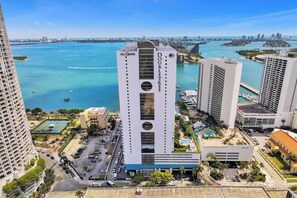 Exterior - 4BR Coastal Bayfront Haven (Miami)