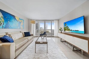 TV, offices - Stylish 1BR Overlooking Biscayne Bay | Art Basel (Miami)