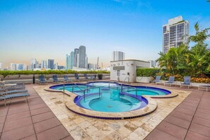 Pool - Stylish 1BR Overlooking Biscayne Bay | Art Basel (Miami)