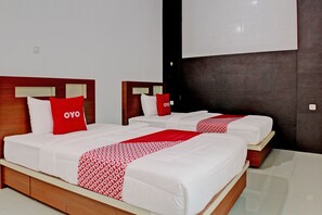 Deluxe Twin Room | Desk, free WiFi, bed sheets - Hotel O Guest House Nusa Indah Syariah (Bandar Lampung)