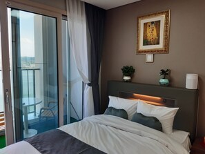 1 bedroom, iron/ironing board, WiFi, bed sheets - Junior suite room on the 11th floor with views of the sea, lake and mountain. (속초시)