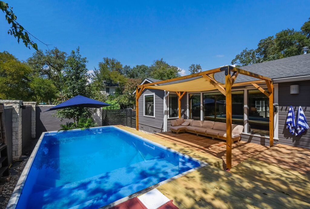 Sleeps 20, Pool & hot tub, dtown ATX, 2 houses next door to each other!