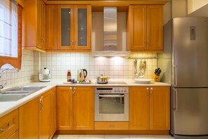 Fridge, microwave, oven, coffee/tea maker