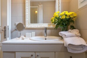 Dusche, Haartrockner, Handtücher, Seife