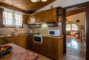 Fridge, microwave, oven, stovetop - Country House with spacious garden (POTAMOS)