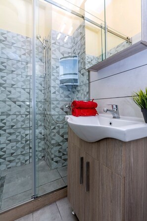 Dusche, Haartrockner, Handtücher