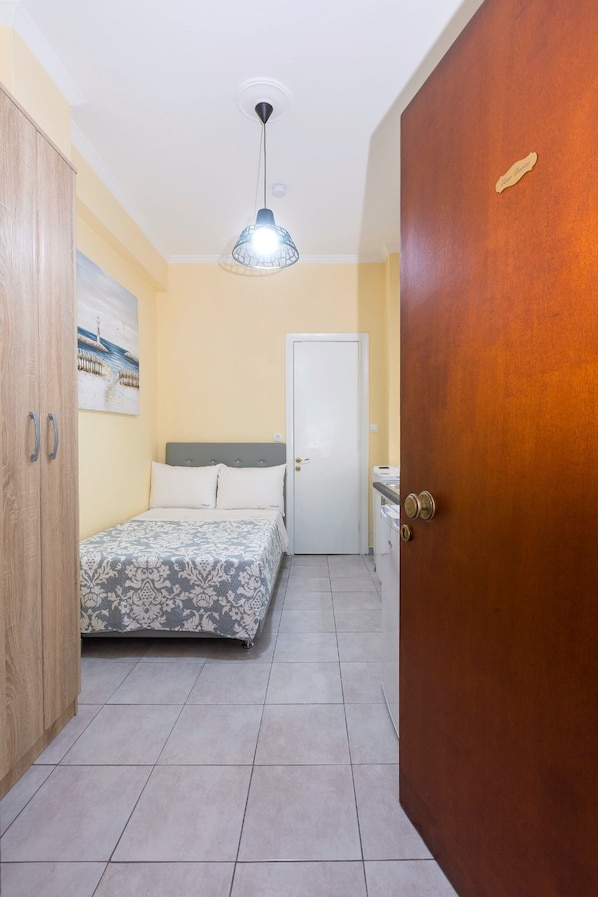 1 habitación, tabla de planchar con plancha, wifi y ropa de cama 