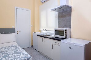 Fridge, oven, stovetop, coffee/tea maker