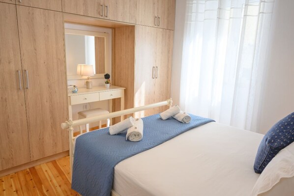 3 bedrooms, iron/ironing board, WiFi, bed sheets