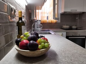 Kjøleskap, ovn, kaffetrakter/tekoker og brødrister