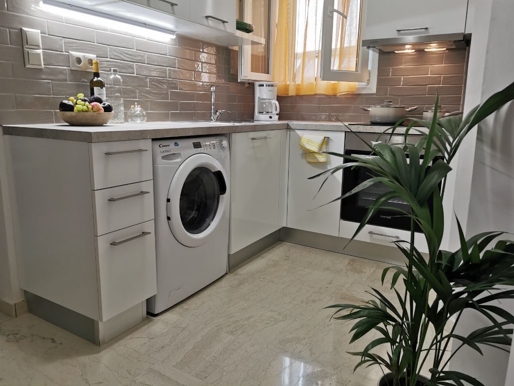 Een koelkast, een oven, een koffiezetapparaat/waterkoker