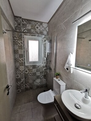 Dusj, hårføner og håndklær